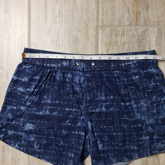 Calvin Klein Jeans Tulip Slit Side Wide Leg Shorts - Picture 7 of 8